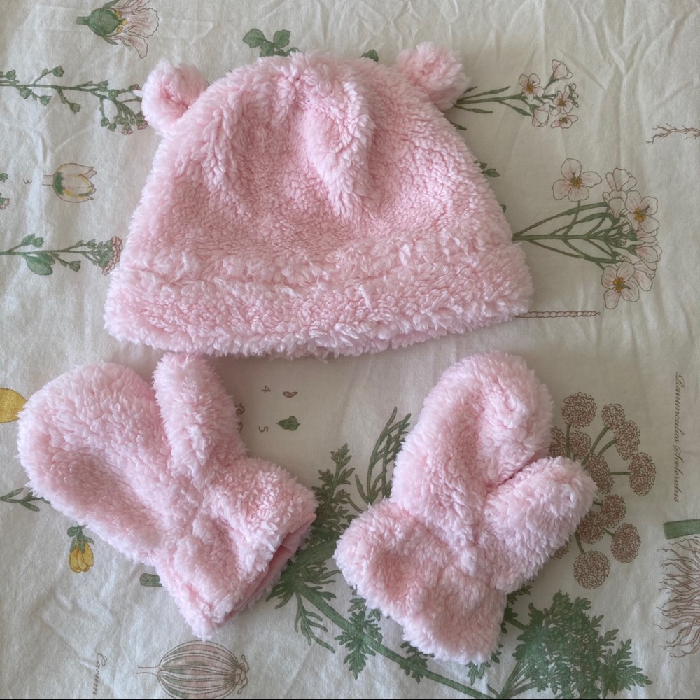 NWOT CARTER’S Hat & Mittens Set (run small)